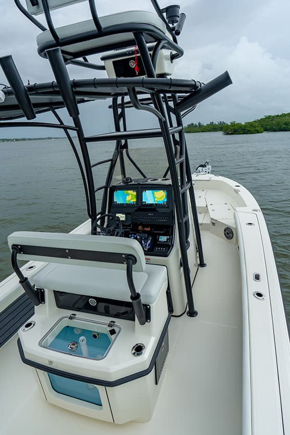 Leaning Post Livewell on Pathfinder 2600 TRS.