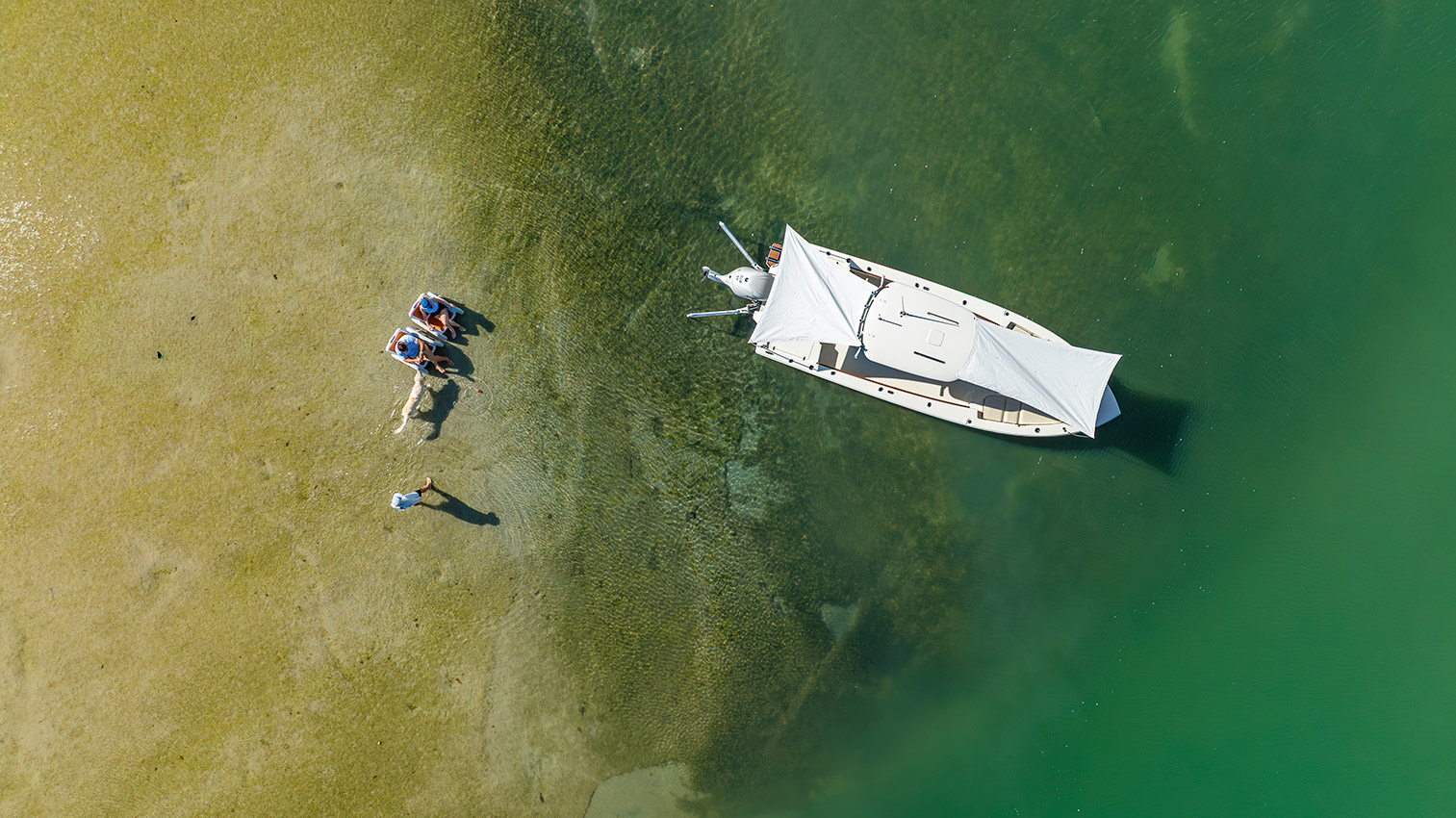 Pathfinder 2600 TRS Bay Boat With Sunshades.