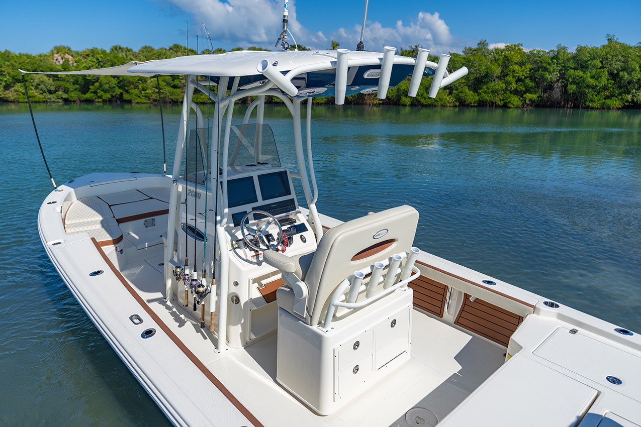 Pathfinder 2600 TRS Helm Seat with Tackle Station.