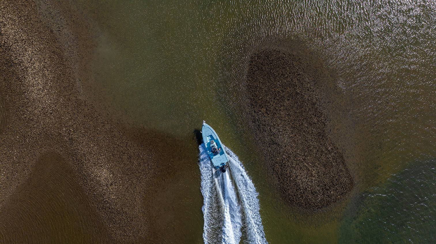 Pathfinder 2300 HPS Running Through Shallows.