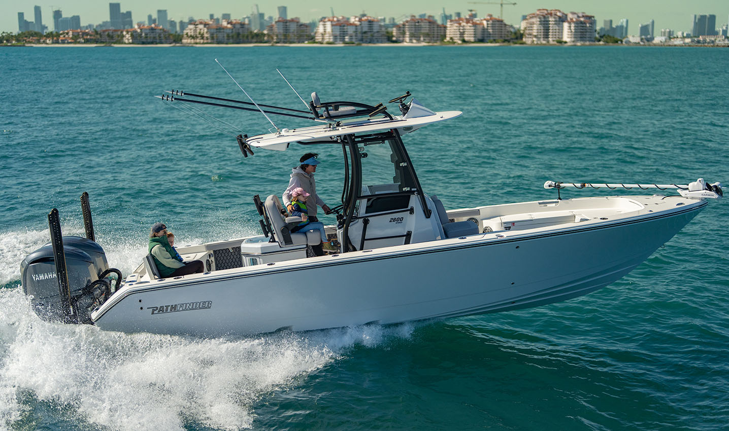 Pathfinder 2800 Hybrid Double Stepped High-Performance Hull.