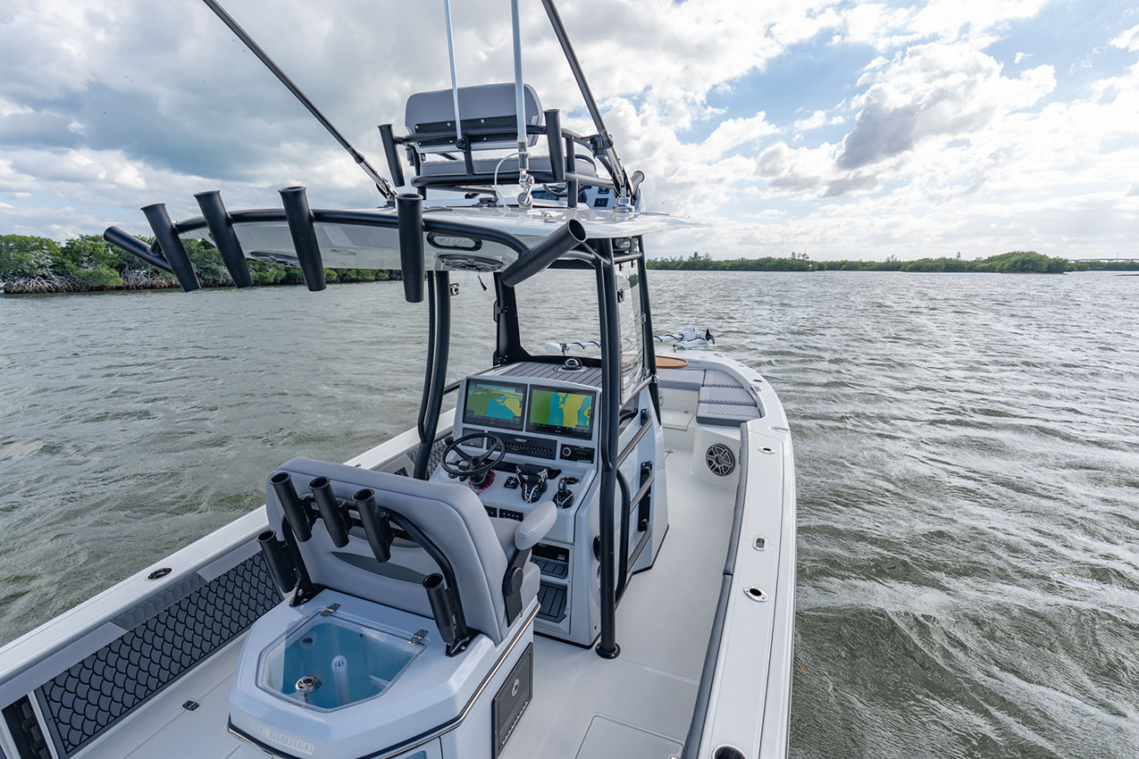 Pathfinder 2800 Hybrid leaning post livewell, helm seat, and console.