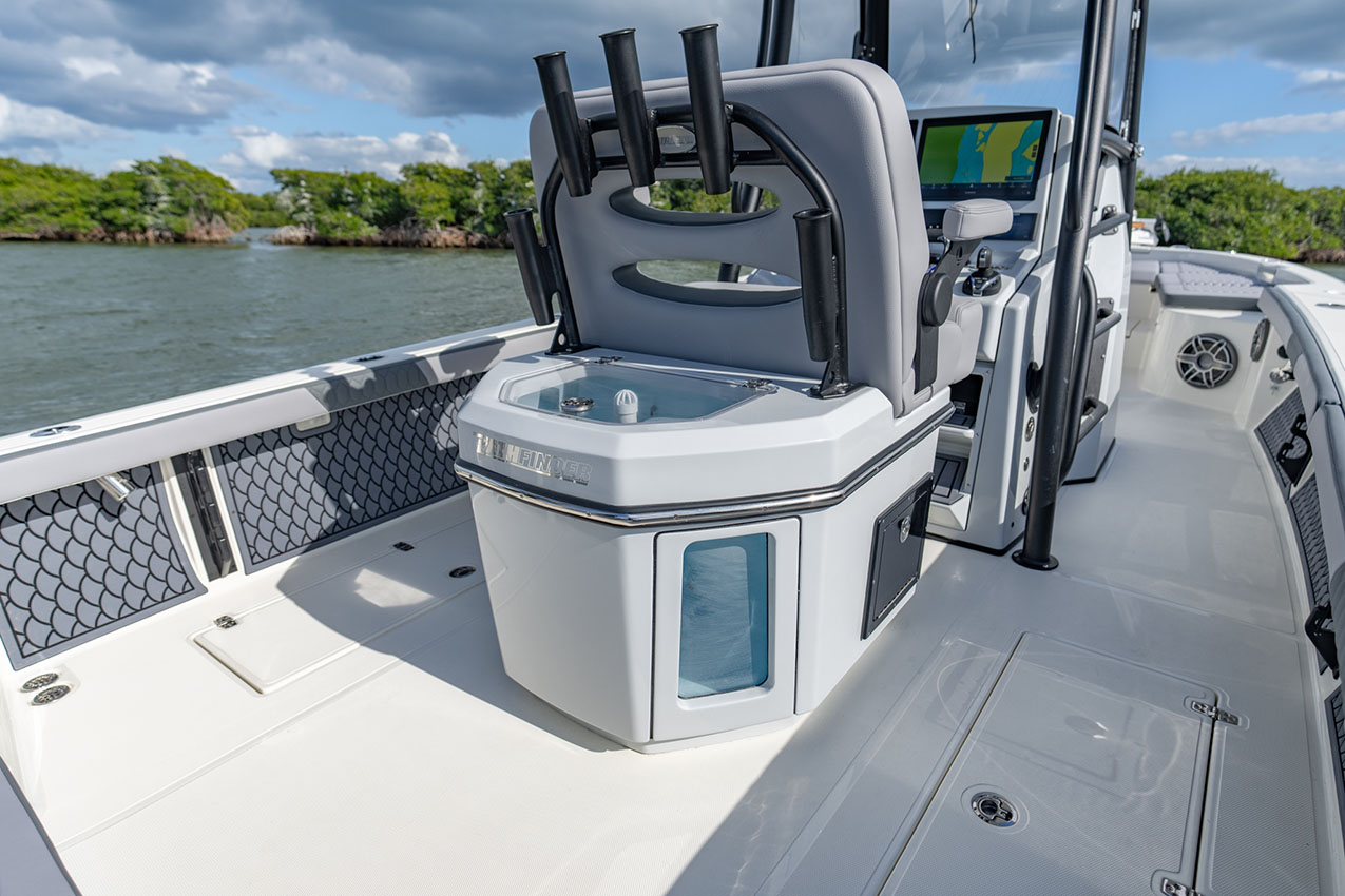 Pathfinder 2800 Hybrid leaning post livewell.