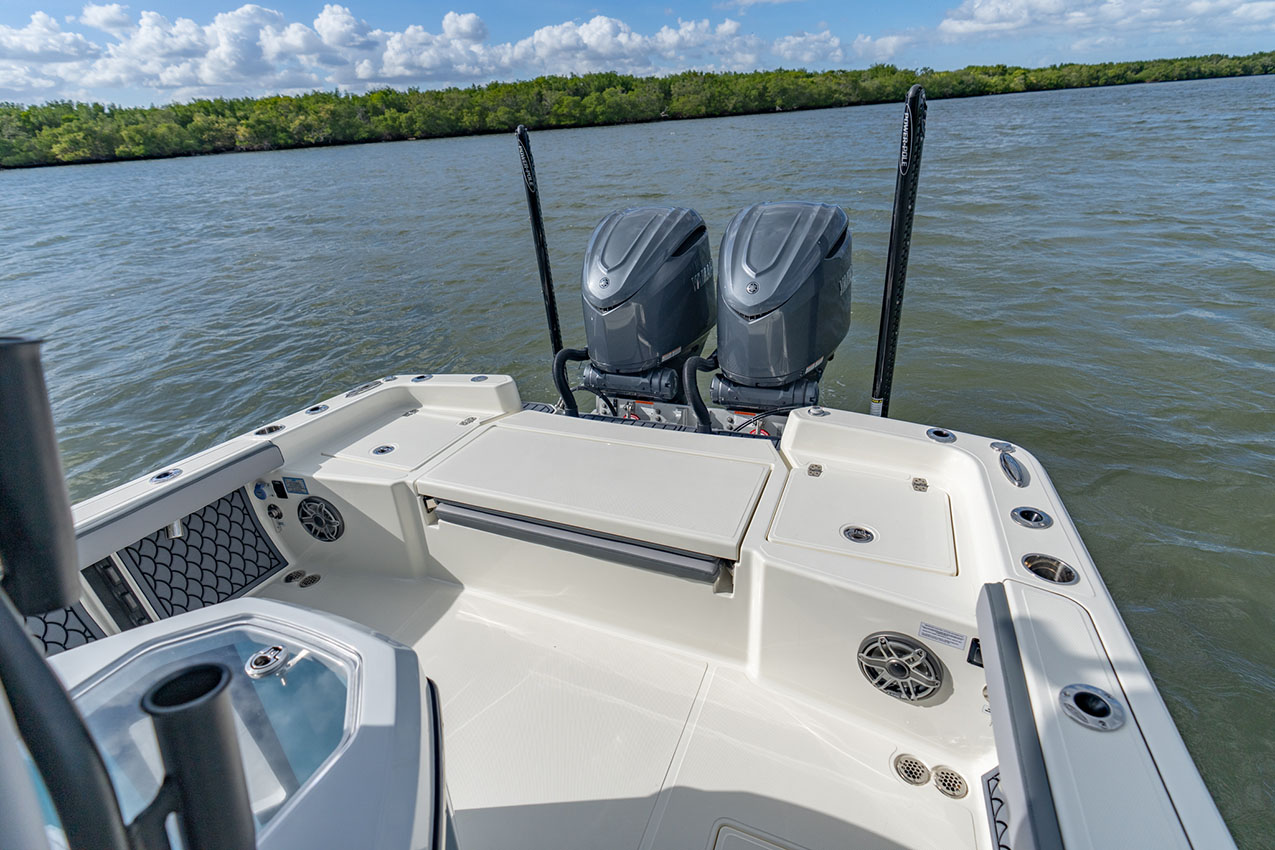 Pathfinder 2800 Hybrid aft deck.