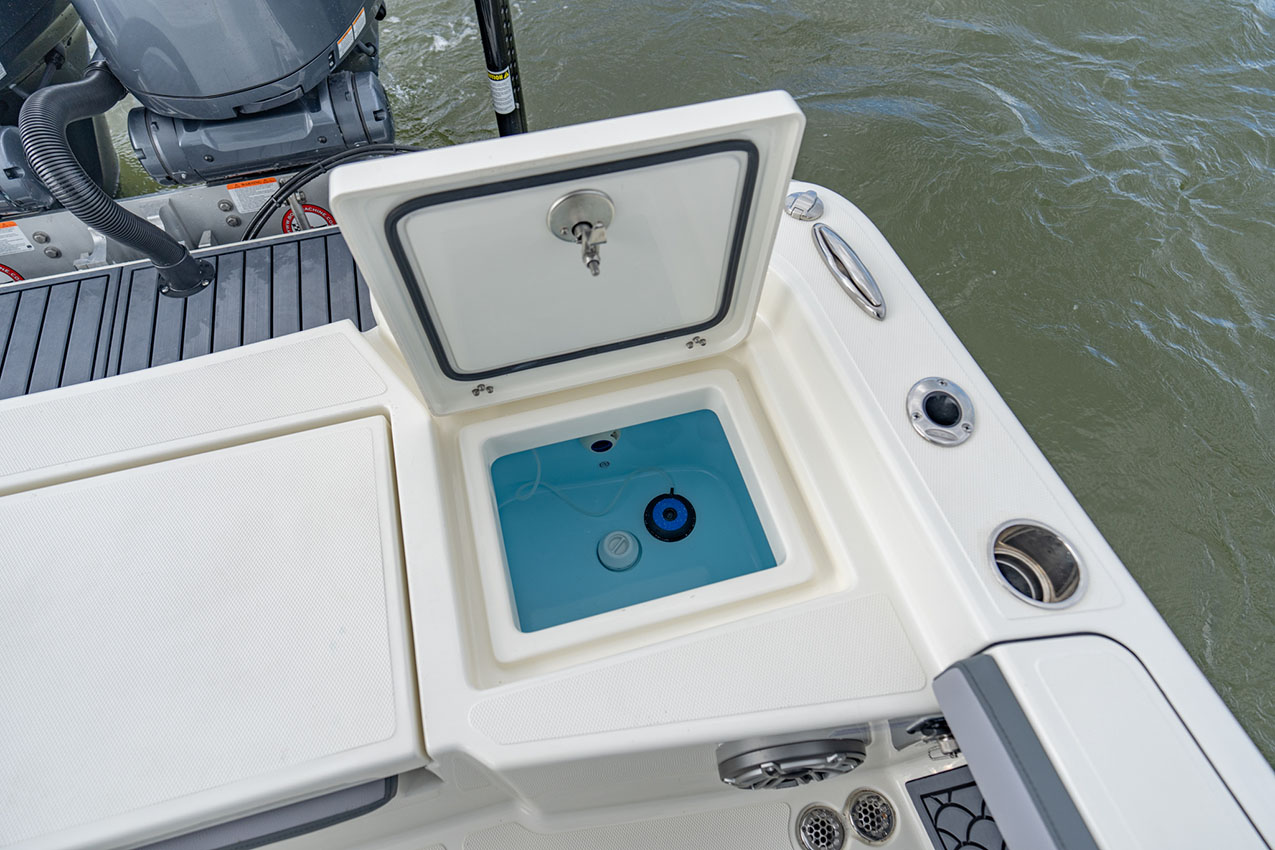 Pathfinder 2800 Hybrid aft deck livewell.