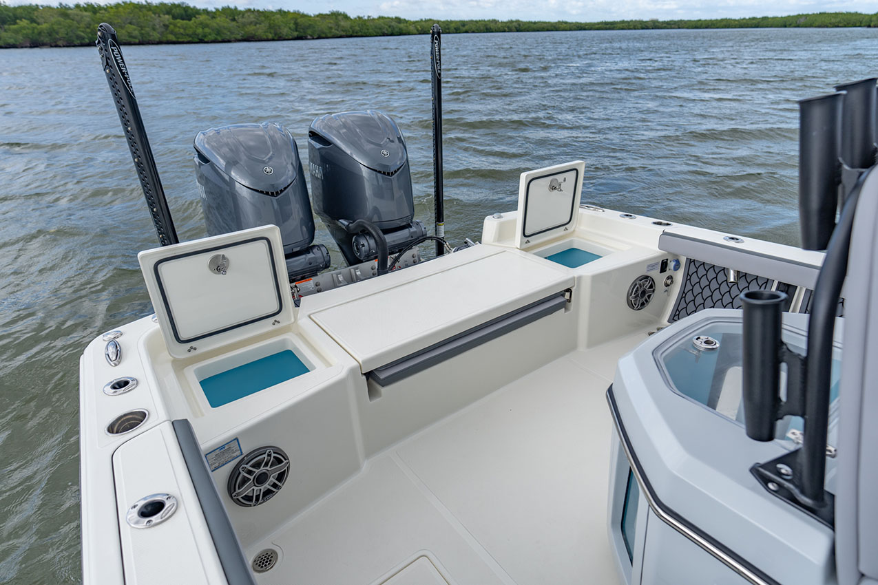 Pathfinder 2800 Hybrid aft deck livewell and storage.