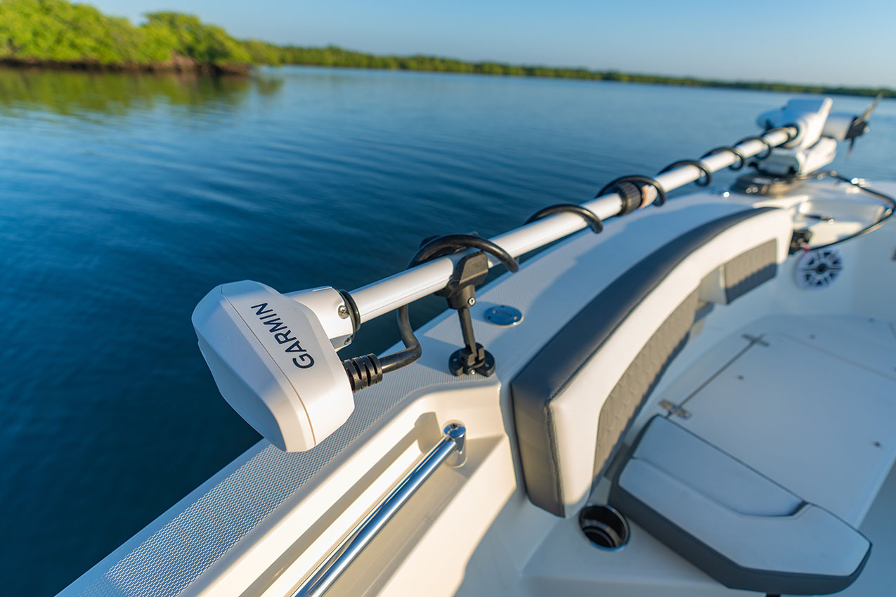 Cobia 245 CC Garmin Kraken Trolling Motor With Swivel Base
