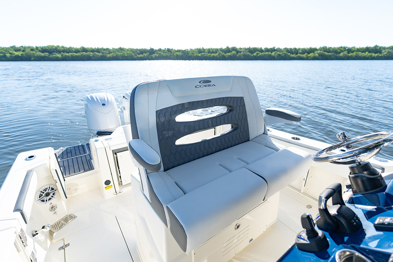 Cobia 245 CC Helm Seat