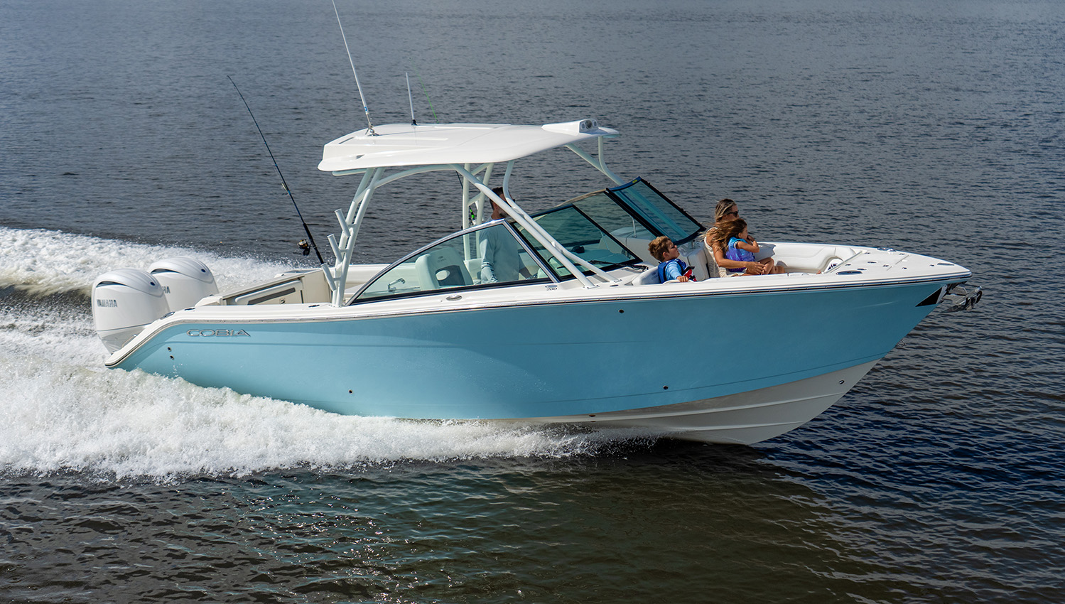 Experience the Cobia 280 DC, a safe and easy-to-use dual console ideal for families.