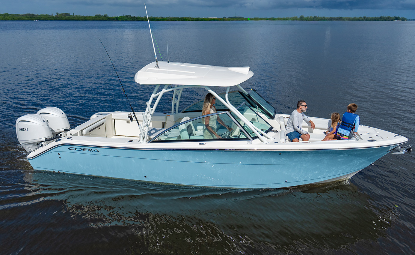The Cobia 280 DC is a comfortable dual-console boat that has the perfect blend of family-friendly comfort and fishing functionality.