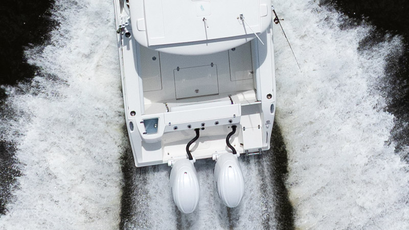 A 25-gallon transom livewell with rounded corners and dual drains maintains clean water flow and optimal conditions to keep bait lively and healthy.